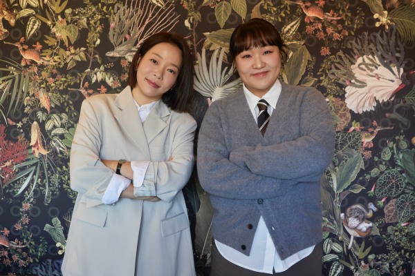 노란 수영복에 섹시한 몸매 어필하는 존예 처자