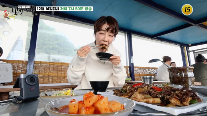 노란 수영복에 섹시한 몸매 어필하는 존예 처자