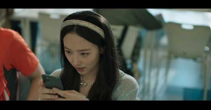 노란 수영복에 섹시한 몸매 어필하는 존예 처자