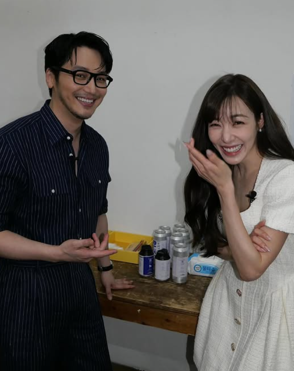 노란 수영복에 섹시한 몸매 어필하는 존예 처자