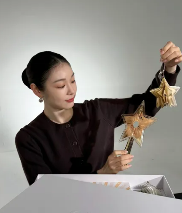 노란 수영복에 섹시한 몸매 어필하는 존예 처자