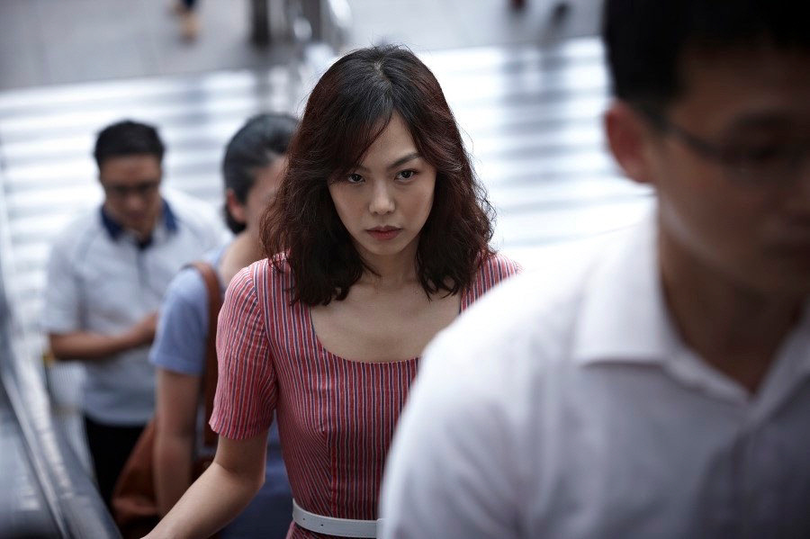 노란 수영복에 섹시한 몸매 어필하는 존예 처자