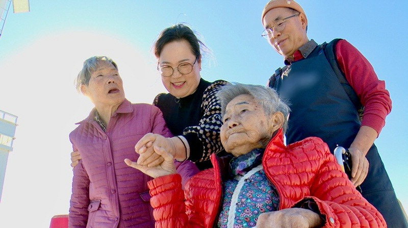 노란 수영복에 섹시한 몸매 어필하는 존예 처자