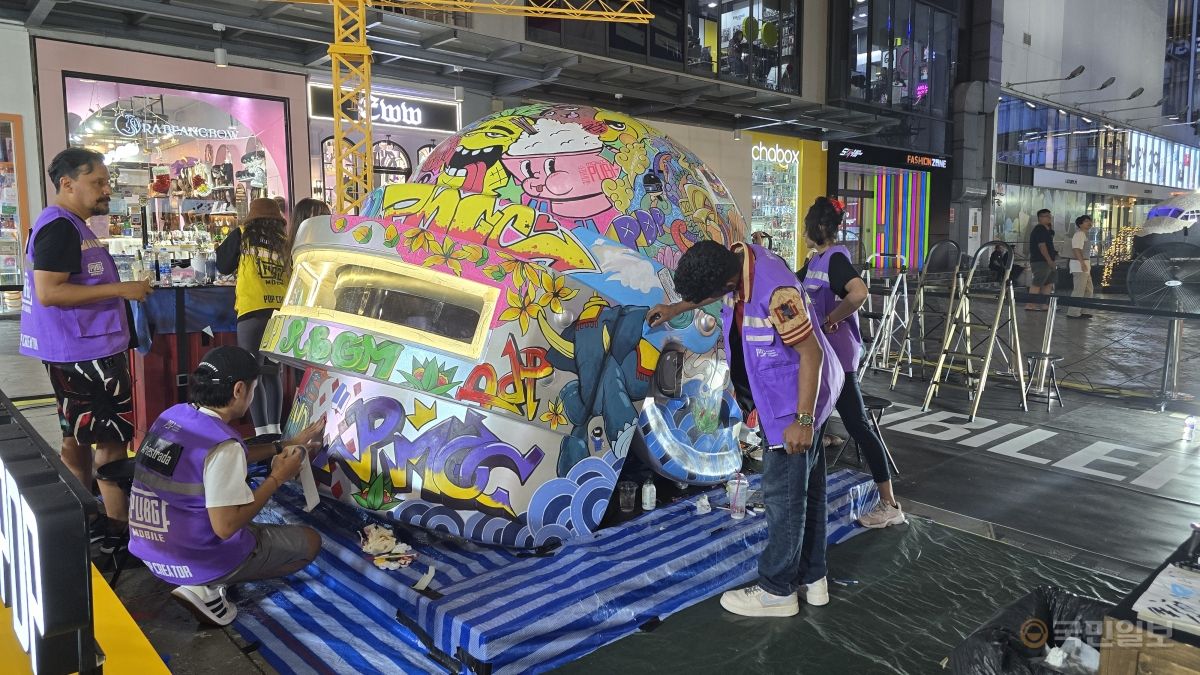 노란 수영복에 섹시한 몸매 어필하는 존예 처자