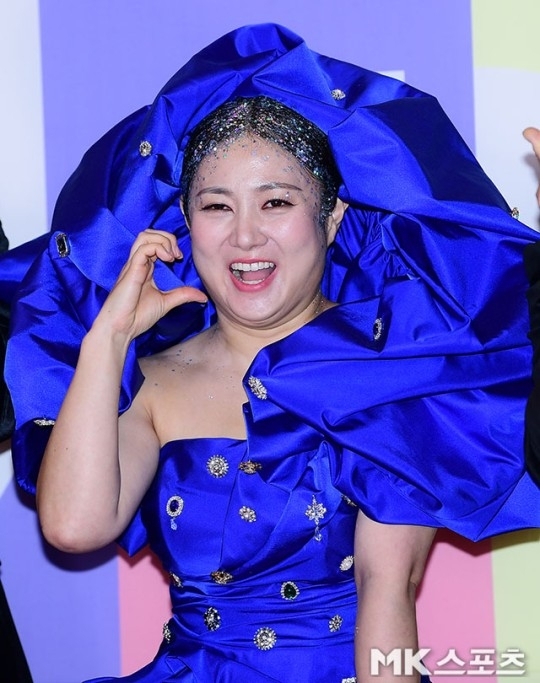 노란 수영복에 섹시한 몸매 어필하는 존예 처자