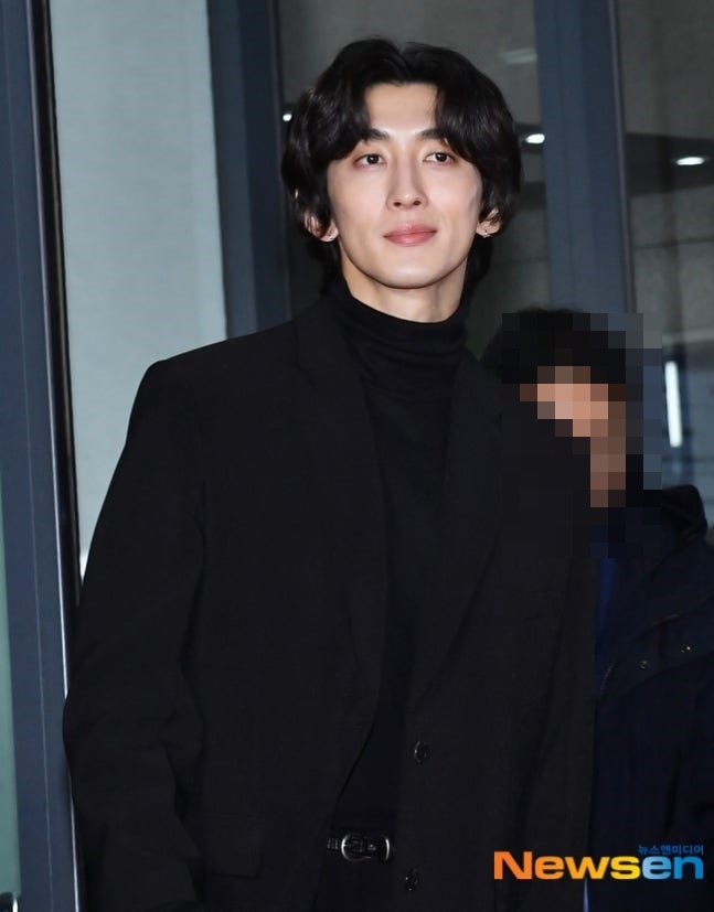 노란 수영복에 섹시한 몸매 어필하는 존예 처자