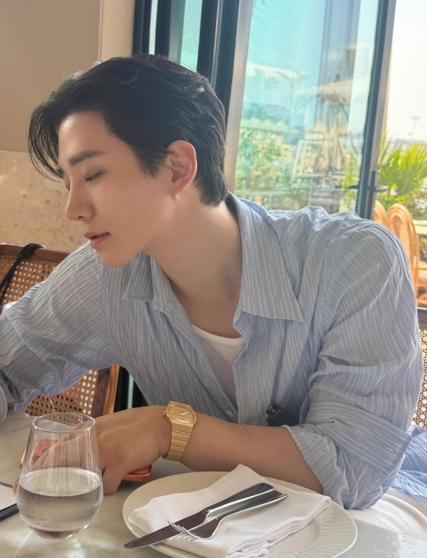 노란 수영복에 섹시한 몸매 어필하는 존예 처자