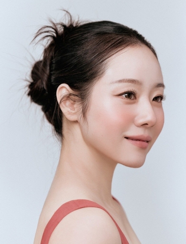 노란 수영복에 섹시한 몸매 어필하는 존예 처자