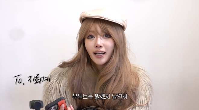 노란 수영복에 섹시한 몸매 어필하는 존예 처자