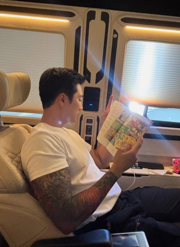 노란 수영복에 섹시한 몸매 어필하는 존예 처자