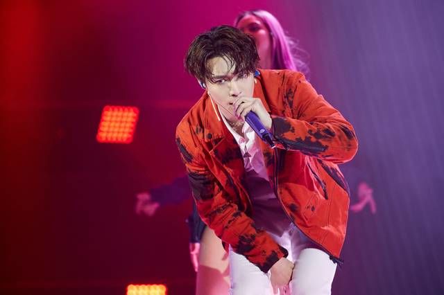 노란 수영복에 섹시한 몸매 어필하는 존예 처자