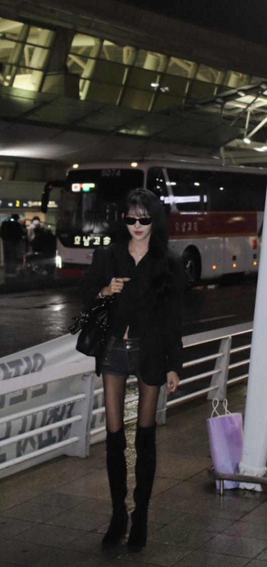 노란 수영복에 섹시한 몸매 어필하는 존예 처자