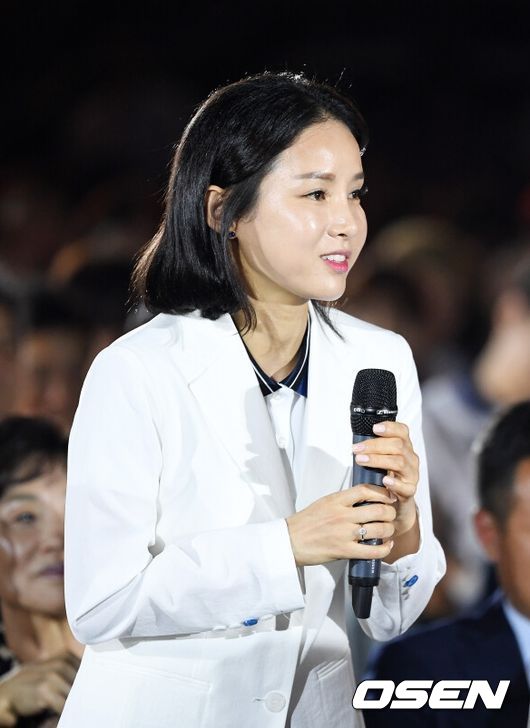 노란 수영복에 섹시한 몸매 어필하는 존예 처자