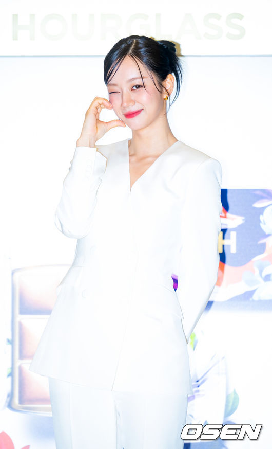 노란 수영복에 섹시한 몸매 어필하는 존예 처자