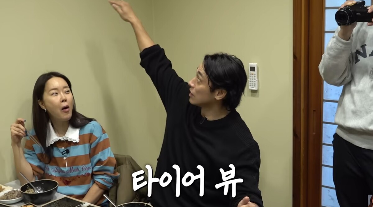 노란 수영복에 섹시한 몸매 어필하는 존예 처자