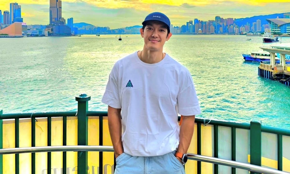 노란 수영복에 섹시한 몸매 어필하는 존예 처자