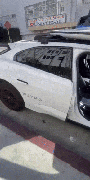 지난 9일(현지시간) 미국 로스엔젤레스(LA)에서 무인 자율주행 택시 ‘웨이모’에 타려던 승객이 트렁크 공간에서 의문의 남성을 발견해 찍은 영상. 2025.12.14. 엑스(X) 캡처