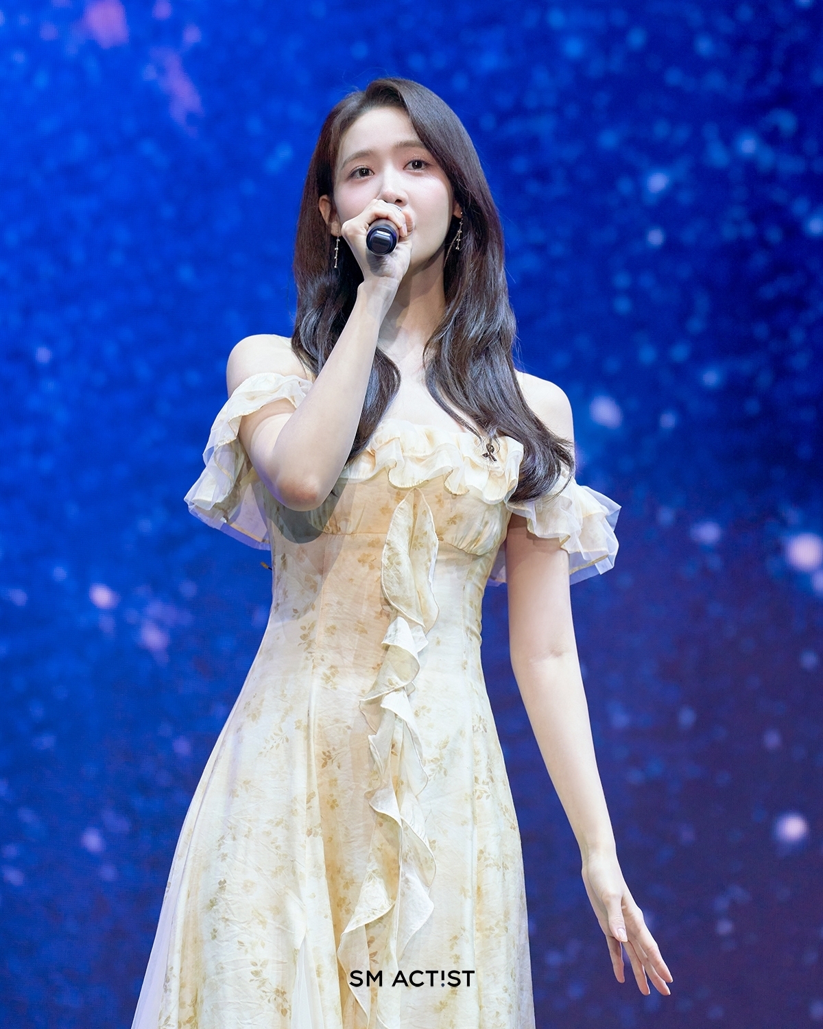 노란 수영복에 섹시한 몸매 어필하는 존예 처자