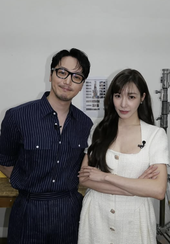 노란 수영복에 섹시한 몸매 어필하는 존예 처자