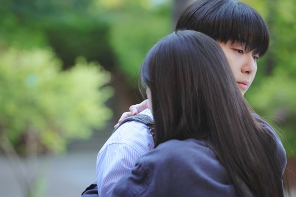 노란 수영복에 섹시한 몸매 어필하는 존예 처자