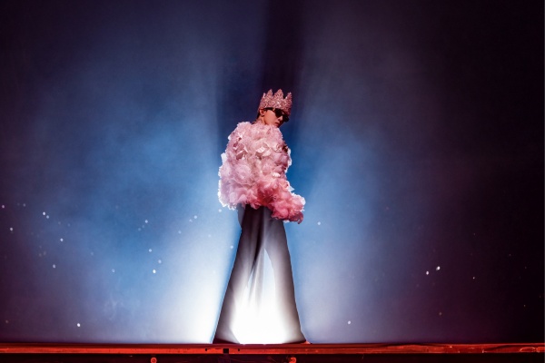 노란 수영복에 섹시한 몸매 어필하는 존예 처자