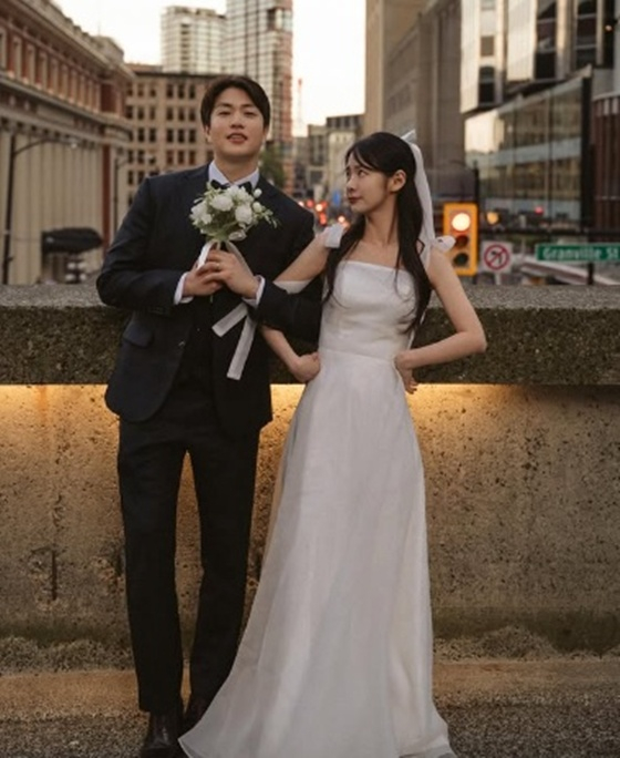 노란 수영복에 섹시한 몸매 어필하는 존예 처자