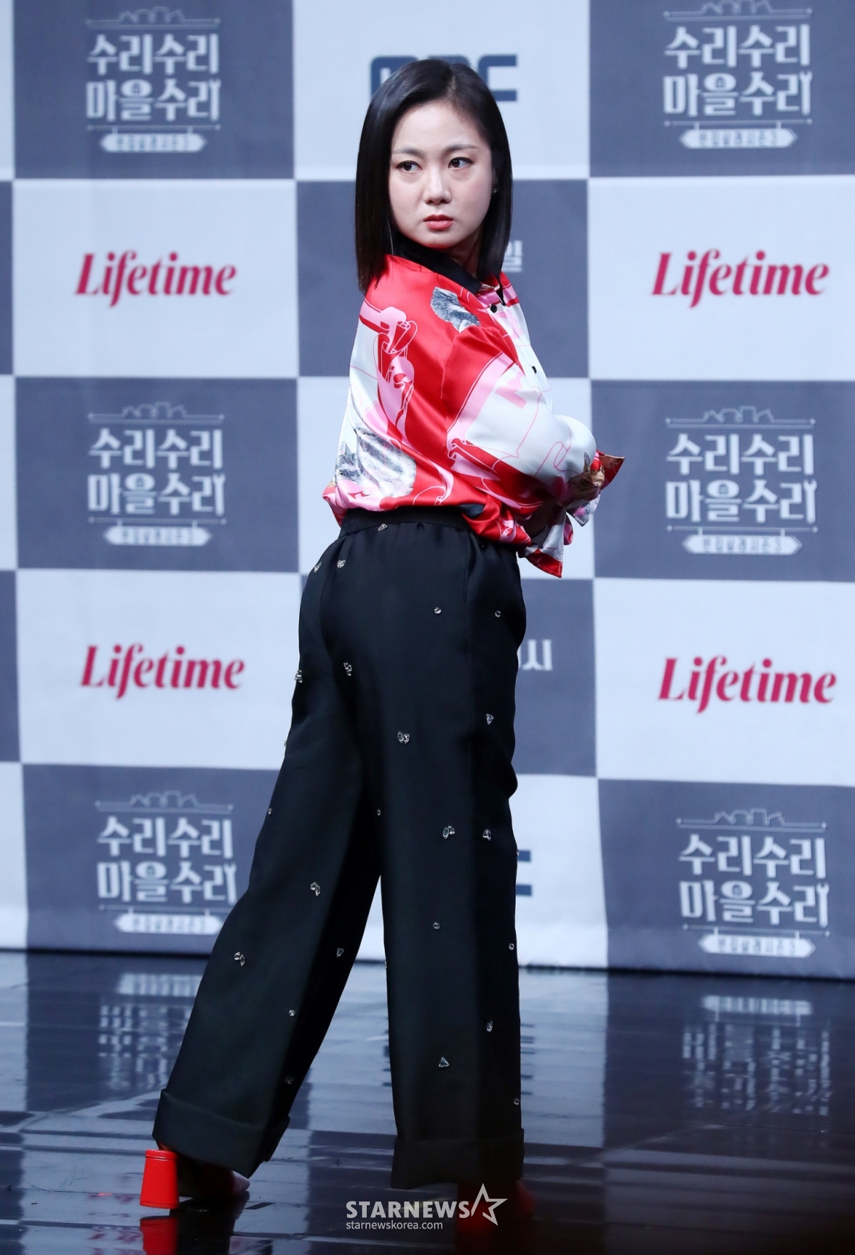 노란 수영복에 섹시한 몸매 어필하는 존예 처자