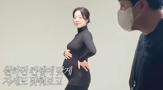 노란 수영복에 섹시한 몸매 어필하는 존예 처자