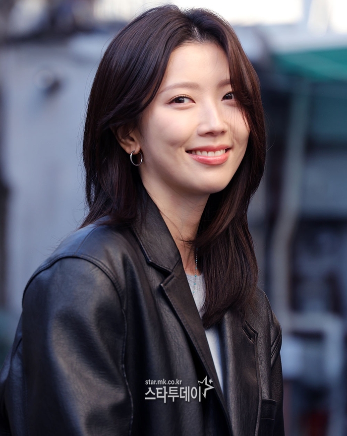 노란 수영복에 섹시한 몸매 어필하는 존예 처자