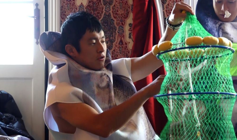 노란 수영복에 섹시한 몸매 어필하는 존예 처자