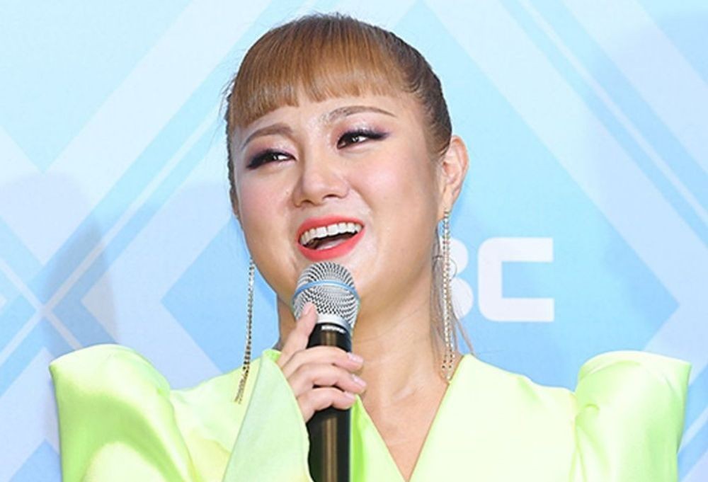 노란 수영복에 섹시한 몸매 어필하는 존예 처자