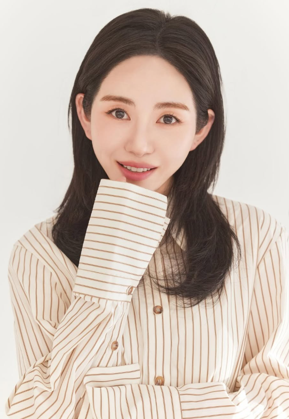 노란 수영복에 섹시한 몸매 어필하는 존예 처자