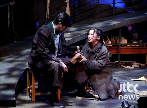 노란 수영복에 섹시한 몸매 어필하는 존예 처자