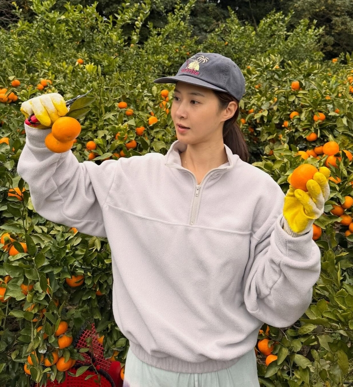 노란 수영복에 섹시한 몸매 어필하는 존예 처자