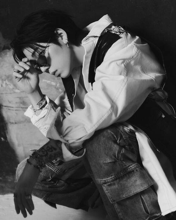 노란 수영복에 섹시한 몸매 어필하는 존예 처자