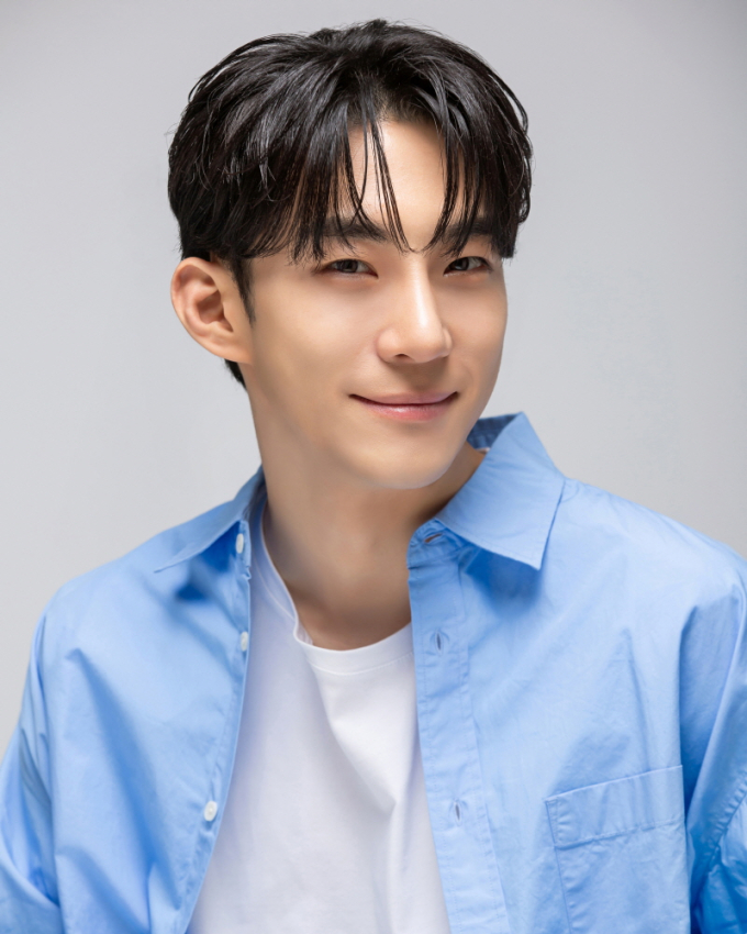 노란 수영복에 섹시한 몸매 어필하는 존예 처자