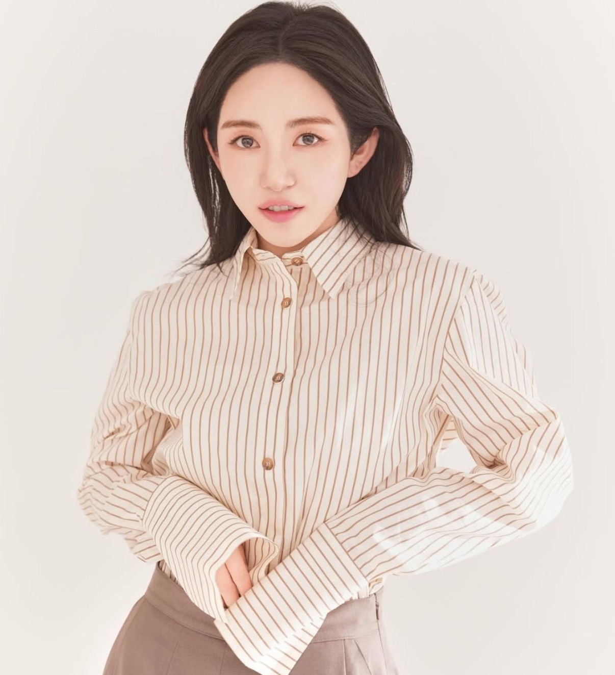 노란 수영복에 섹시한 몸매 어필하는 존예 처자