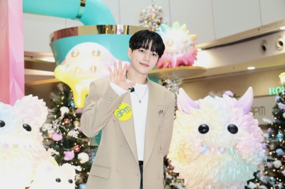 노란 수영복에 섹시한 몸매 어필하는 존예 처자