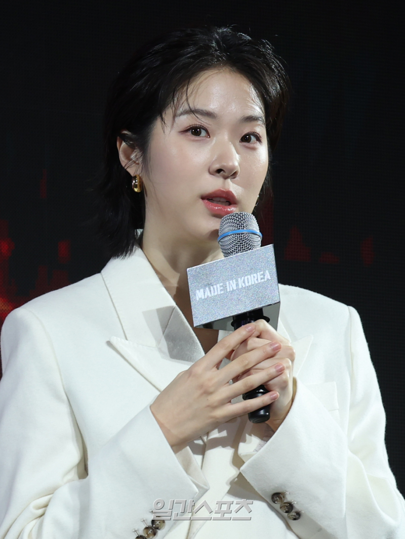 노란 수영복에 섹시한 몸매 어필하는 존예 처자