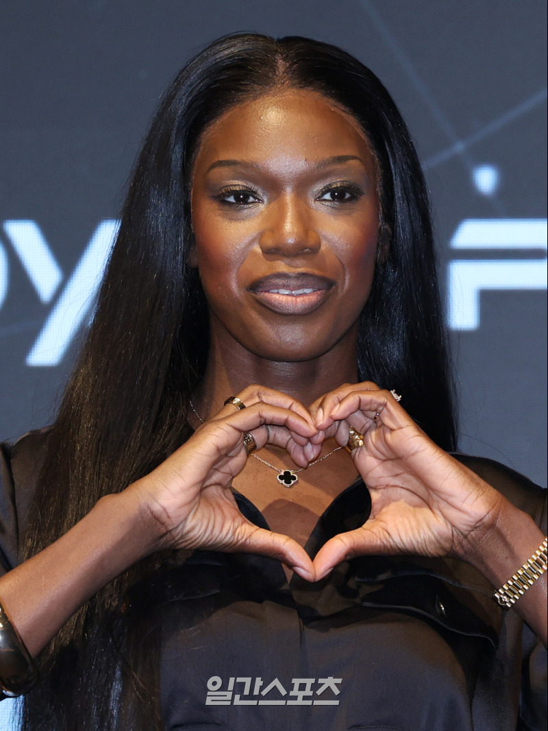 노란 수영복에 섹시한 몸매 어필하는 존예 처자