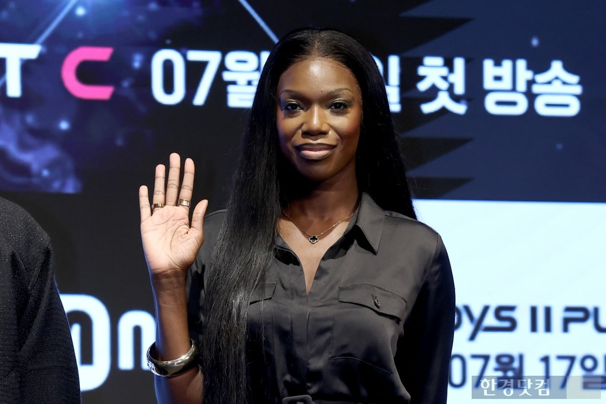 노란 수영복에 섹시한 몸매 어필하는 존예 처자