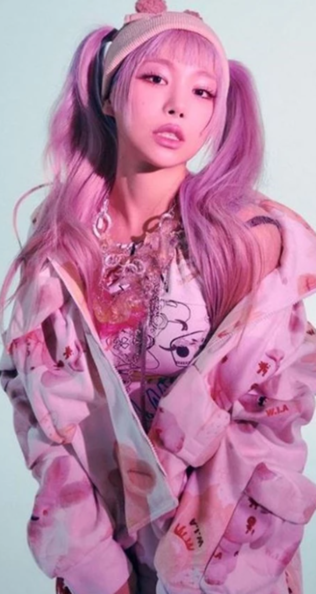 노란 수영복에 섹시한 몸매 어필하는 존예 처자