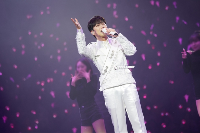 노란 수영복에 섹시한 몸매 어필하는 존예 처자