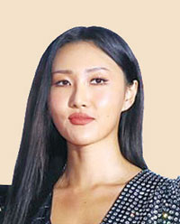 노란 수영복에 섹시한 몸매 어필하는 존예 처자