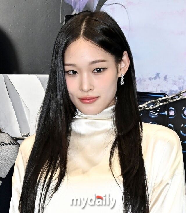 노란 수영복에 섹시한 몸매 어필하는 존예 처자