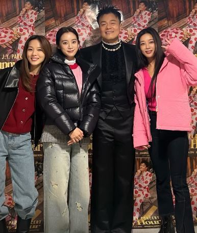 노란 수영복에 섹시한 몸매 어필하는 존예 처자