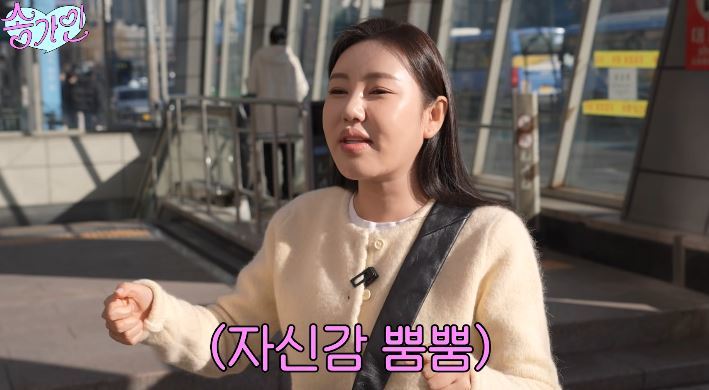 노란 수영복에 섹시한 몸매 어필하는 존예 처자