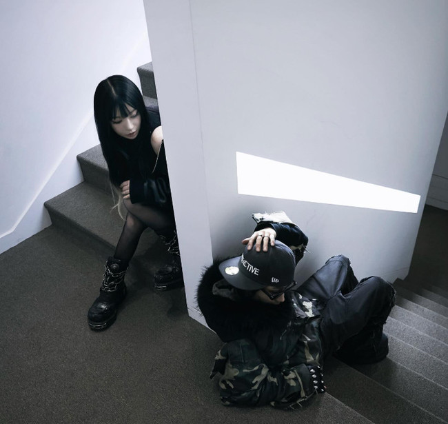 노란 수영복에 섹시한 몸매 어필하는 존예 처자