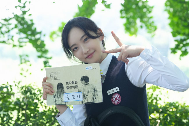 노란 수영복에 섹시한 몸매 어필하는 존예 처자