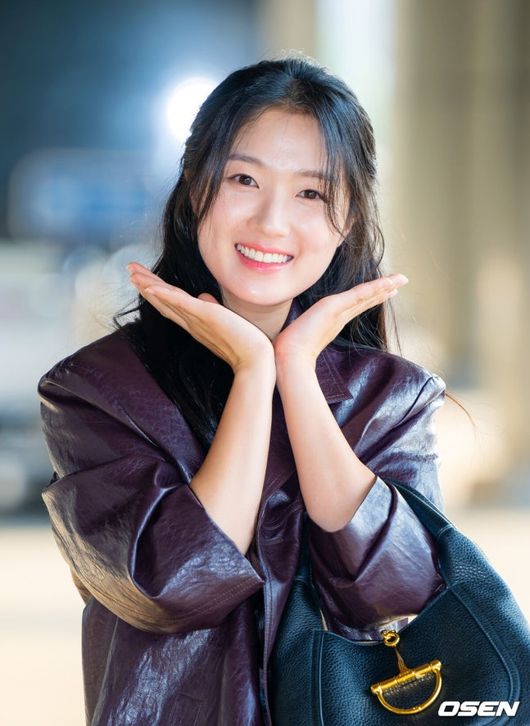 노란 수영복에 섹시한 몸매 어필하는 존예 처자